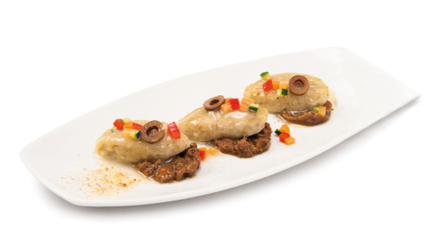 Gnocchi di tofu con ragù di seitan, olive leccino e coriandoli di